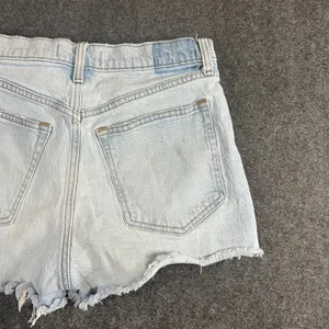 Abercrombie & Fitch The Mom Short Light Wash High Rise Distressed Denim 28 6‎ thumbnail 10