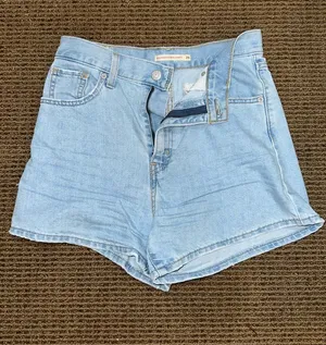 Levi’s High-Waisted Mom Shorts thumbnail 1
