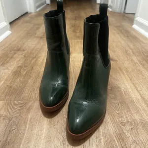 Aerosoles | Women's Dark Green Crinkle Wedge Chelsea Pointed Toe Ankle Boot, 10M thumbnail 4