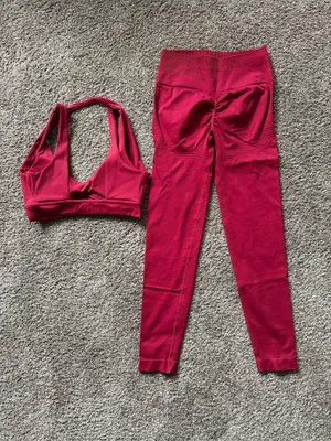 Women's 2-Piece Seamless Activewear Set - Racerback Sports Bra & Scrunch Butt Leggings size Small thumbnail 2