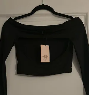 SheIn Long Sleeve Crop Top thumbnail 1