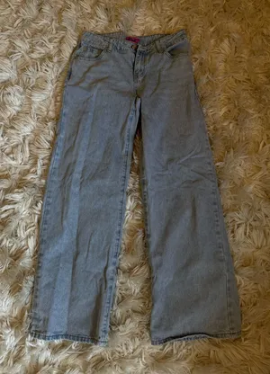 Edikted Light Wash Jeans thumbnail 1
