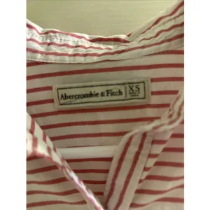 Abercrombie & Fitch Womens Sz XS White Red Stripe Pullover Button Front Shirt thumbnail 2