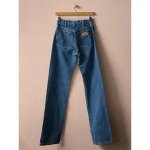 Vintage Wrangler Medium Wash Blue Straight Leg Jeans Size 5 x 34 GUC thumbnail 2