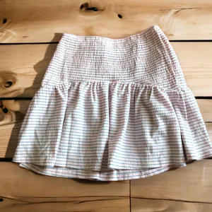 NSR STRIPE SMOCKED WAIST SKIRT IN PERI SIZE M NWT REG$35. Stretchy smocking brings comfort to a classic striped skirt that brings swishy movement to your ensemble. 15" length Elastic waist 68% polyester, 30% cotton, 2% spandex Hand wash, line dry Imported Model Stats: 5'10" height; 34" bust; 27" waist; 35" hips. thumbnail 4