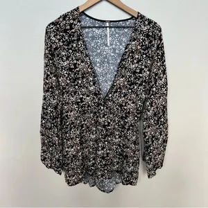 Free People Floral Romper Shorts Deep V-Neck Size Medium Black White Bell Sleeve thumbnail 2