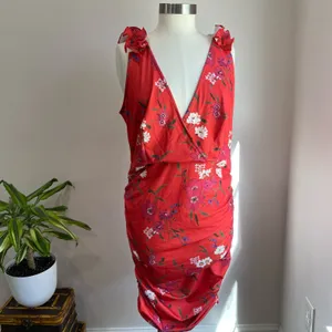 Fashion To Figure Red Floral Form Fitting Ruched Sides V Neck Mini Dress‎ Size 1 thumbnail 2