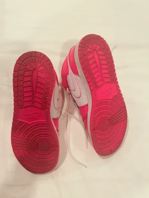 Nike Air Jordan 1 Hyper Pink thumbnail 4
