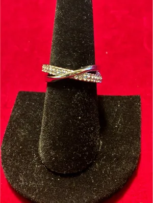 Elegant Silver Crisscross Shimmer Band Ring Sz 7 thumbnail 3