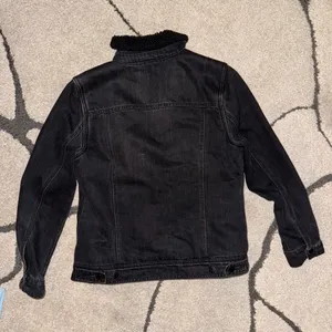 Old Navy Black Sherpa-Lined Black Denim Jacket thumbnail 7