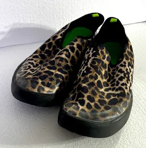 Oofos leopard print slip on recovery shoes size 7 1/2 thumbnail 1