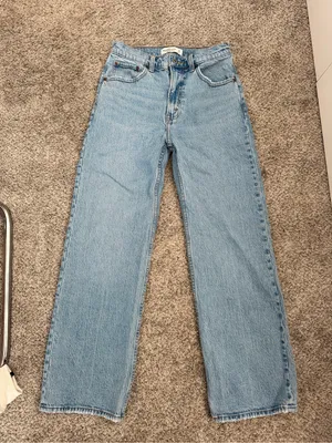 Abercrombie 90s relaxed high rise jeans size 26 short thumbnail 1