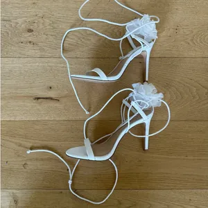 Gianni Bini x Caelynn Bell - Papillon Flower Ankle Wrap Strappy Sandals in White thumbnail 4