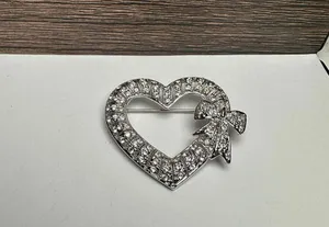 Rhinestone Heart Wreath With Bow Christmas Holiday Brooch Pin Silver Tone NWOT thumbnail 4