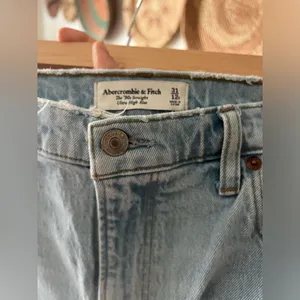 ABERCROMBIE & FITCH The 90s Straight Leg Ultra High Rise Seam Split Hem Jeans thumbnail 7