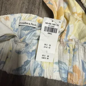 Abercrombie & Fitch White Floral V-Neck Crop Cami with Yellow & Blue Blooms thumbnail 4