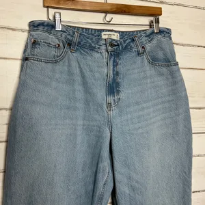 Abercrombie & Fitch Curve Love High Rise Loose Jeans Size 33 Light Wash Straight thumbnail 9