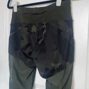 Lululemon Green Camo Style Leggings Size 4‎ thumbnail 7