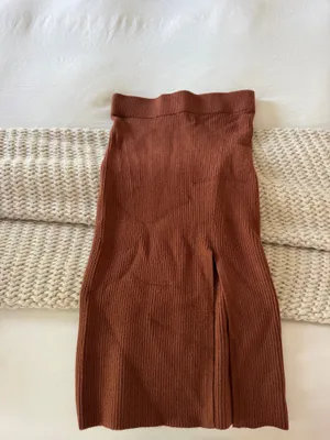 Abercrombie Maroon fitted midi skirt thumbnail 3