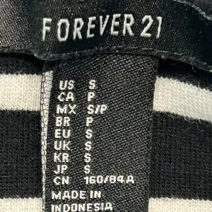 Forever 21 Horizontal black and white striped off the shoulder trendy y2k look crop top S thumbnail 4