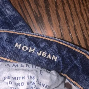 American eagle medium wash MOM jean size 4 long thumbnail 4