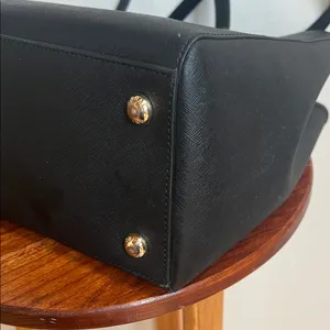 Michael Kors Black shoulder bag with 3 compartments for organization. thumbnail 4