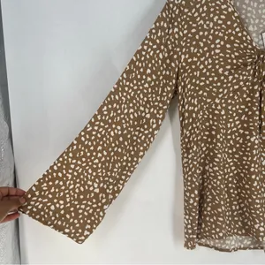 Maurices Brown & White Speckled Dot Print Flare Sleeve Tie Front V-Neck Blouse S thumbnail 3