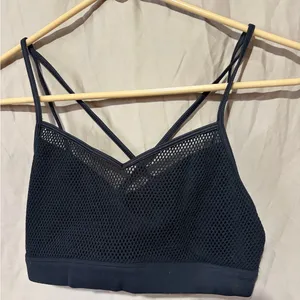 Alo sports bra thumbnail 1
