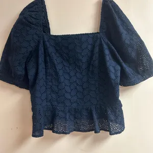 Draper James Navy Blue Puff Sleeve Square Neckline Peplum Hem Eyelet Top size M thumbnail 2