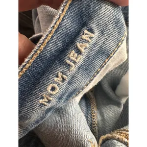 American Eagle Mom Jean Light Wash Distressed High Rise Ripped Denim Blue Sz 4S‎ thumbnail 7