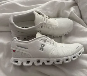 On Cloud Shoes thumbnail 2