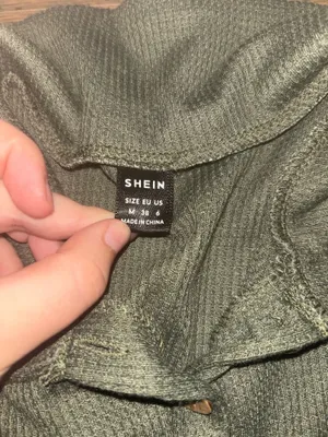 Green button sweater Size M thumbnail 2