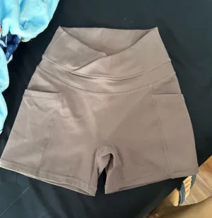 Seamless Crossover Sculpt Legging Shorts with Pockets thumbnail 1