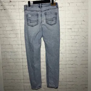 American Eagle Outfitters Mom Jeans‎ Light Wash Distressed Stretch Size 4 thumbnail 2