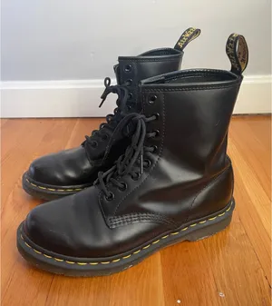Dr. Martens 1460 Smooth Leather 8-Eye Lace Up Boots Black Classic Combat women 8 thumbnail 1