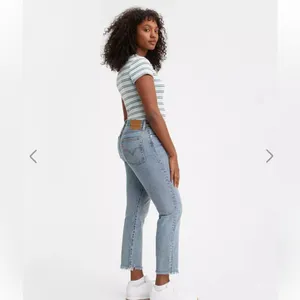 Levi's Wedgie Icon Fit Ankle Jeans Medium Wash Size 28‎ thumbnail 2