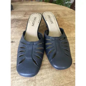 Two Lips LIA Black Leather Kitten Heel Mules Women’s Size 7.5M Made in Brazil thumbnail 2