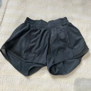Lululemon Hotty Hot Low-Rise Lined Short 4" size 2‎ thumbnail 2