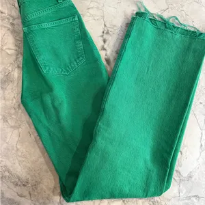 Zara women’s Straight Jeans in Bright Green Sz 2 Raw Hem thumbnail 2