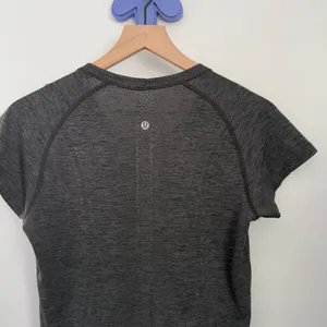 Lululemon 8 Swiftly Tech T-Shirt Charcoal Grey Active Gym Running thumbnail 4