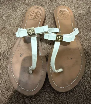 Tory Burch Leighanne Tan Ivory Leather Bow Logo Thong Sandals Flip Flops 8.5 N‎ thumbnail 1