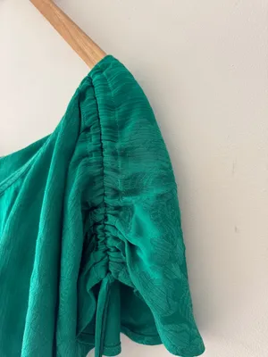 Revolve Tularosa Chase Tank in Kelly Green Ruched Sleeve‎ Floral Satin Like thumbnail 4