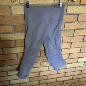 Lululemon Taryn Toomey Awakening Cropped Leggings Women Lavender Size 6 thumbnail 3