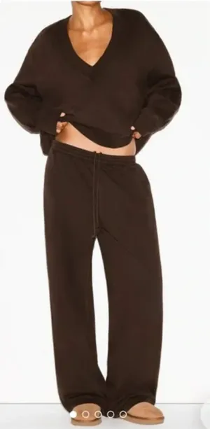 SKIMS Espresso Boyfriend Fleece Baggy Wide Leg Sweatpants Size Small NWT thumbnail 1