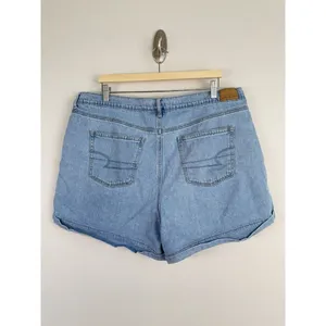 American‎ Eagle Women’s Pleated Front Moms Shorts Light Blue Wash Denim Size 20 thumbnail 5