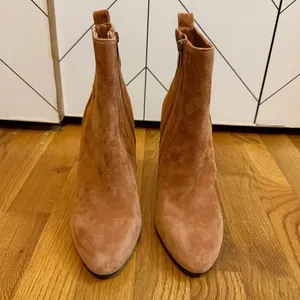 Vince Camuto Womens 8 VC Envernia Brown Suede Leather Chunky Round Toe Booties thumbnail 2