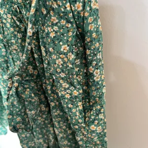 American‎ Eagle Green Floral Romper Smocked Back Tie Waist Short Sleeve Medium thumbnail 10