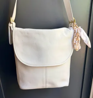 Vintage Unbranded Cream/White Leather Flap Crossbody Bag-Excellent Interior thumbnail 1