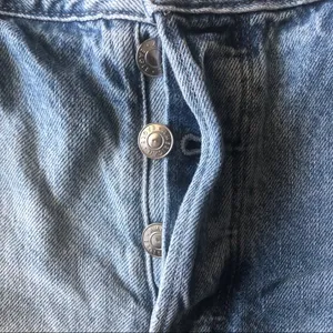 American Eagle 90’s Boyfriend Distressed Button Fly Jean Shorts Z30 thumbnail 2