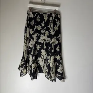Loft Black White Floral Midi Skirt Asymmetrical Size‎ 8 thumbnail 2